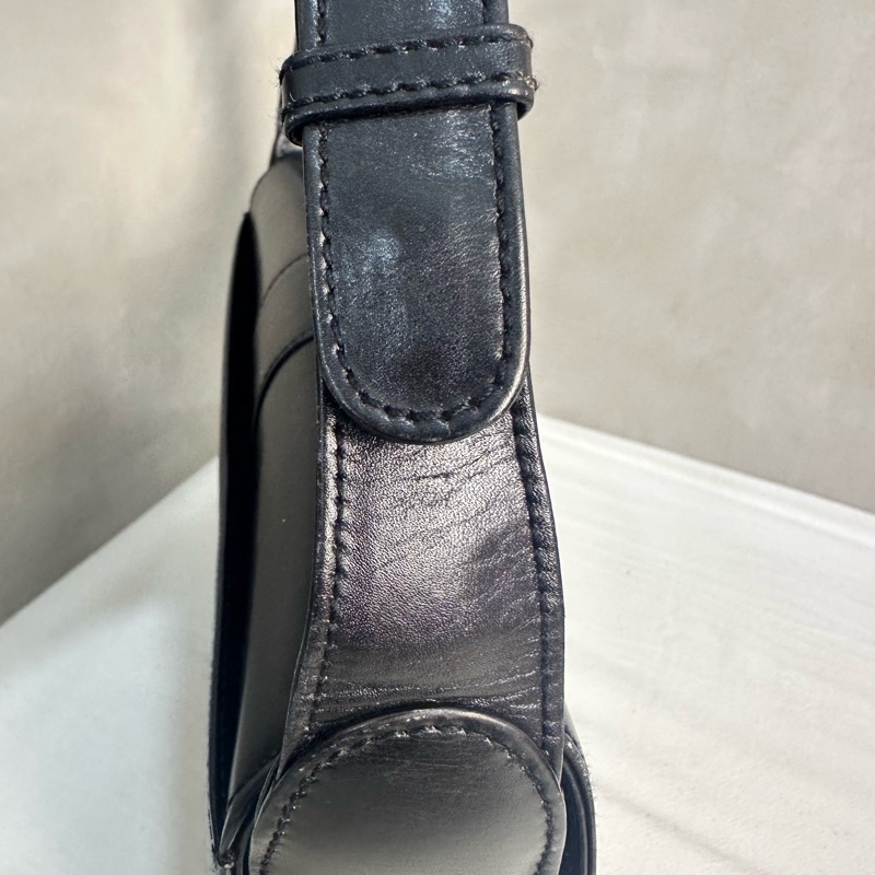 Gucci Vintage 中古黑色金色logo小牛皮肩背包-39