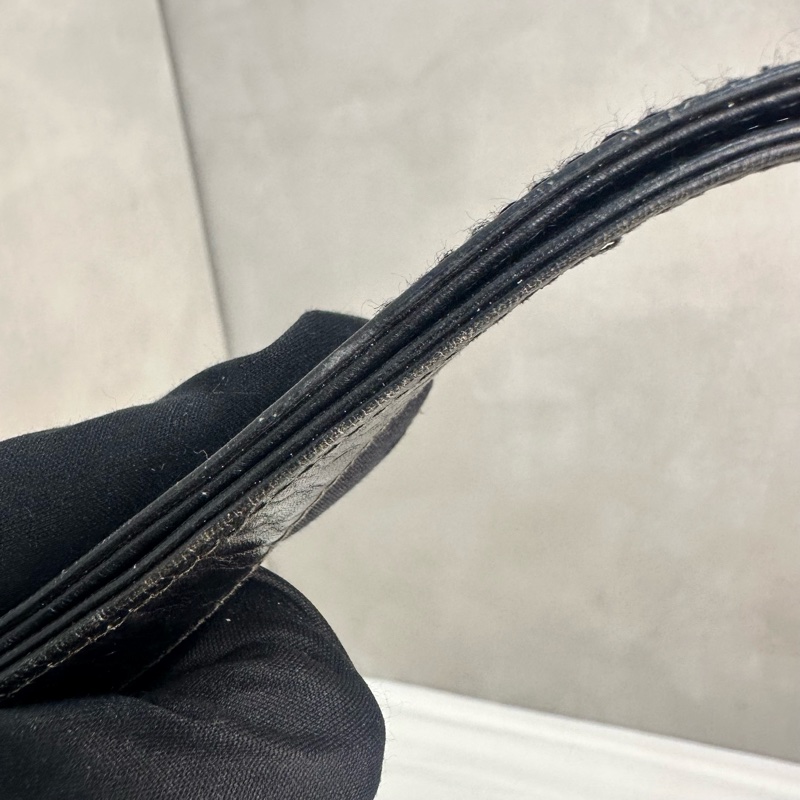 Gucci Vintage 中古黑色金色logo小牛皮肩背包-41