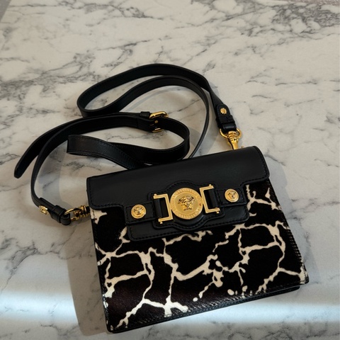 Versace黑皮革/黑白馬毛斜背包  貴氣十足✨✨