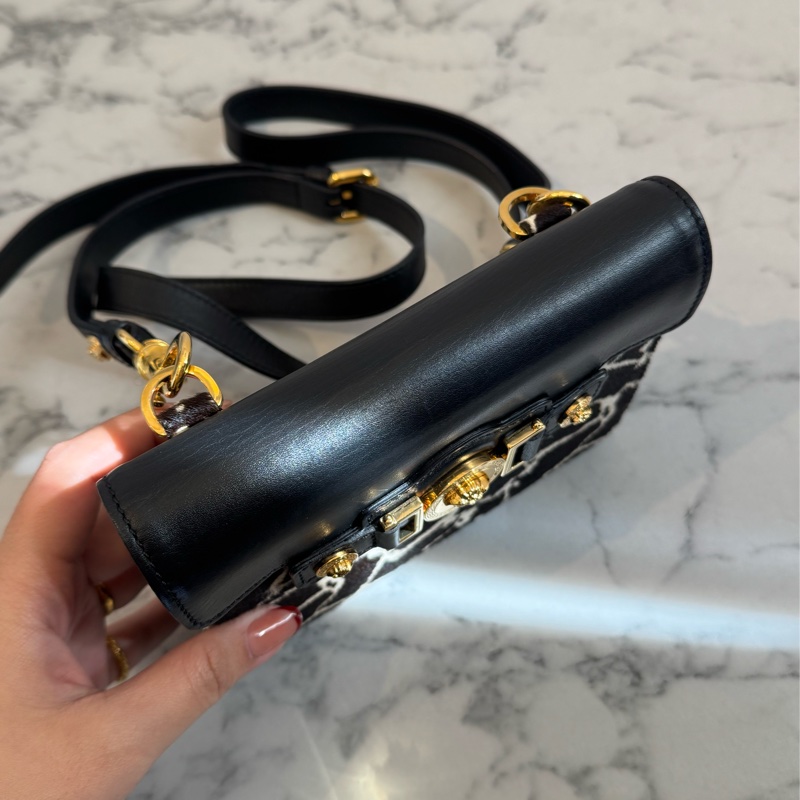 Versace黑皮革/黑白馬毛斜背包  貴氣十足✨✨-1