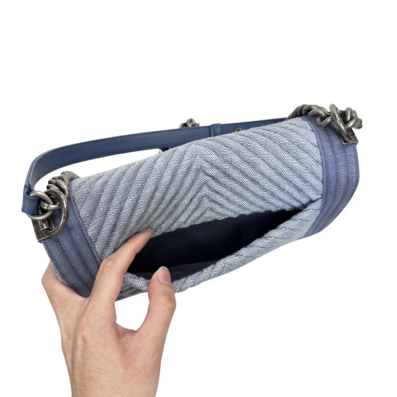 CHANEL Boy 洗水牛仔布 手袋-15