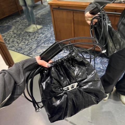 Diesel Scrunch-D 抽繩 單肩包 黑色/灰白色