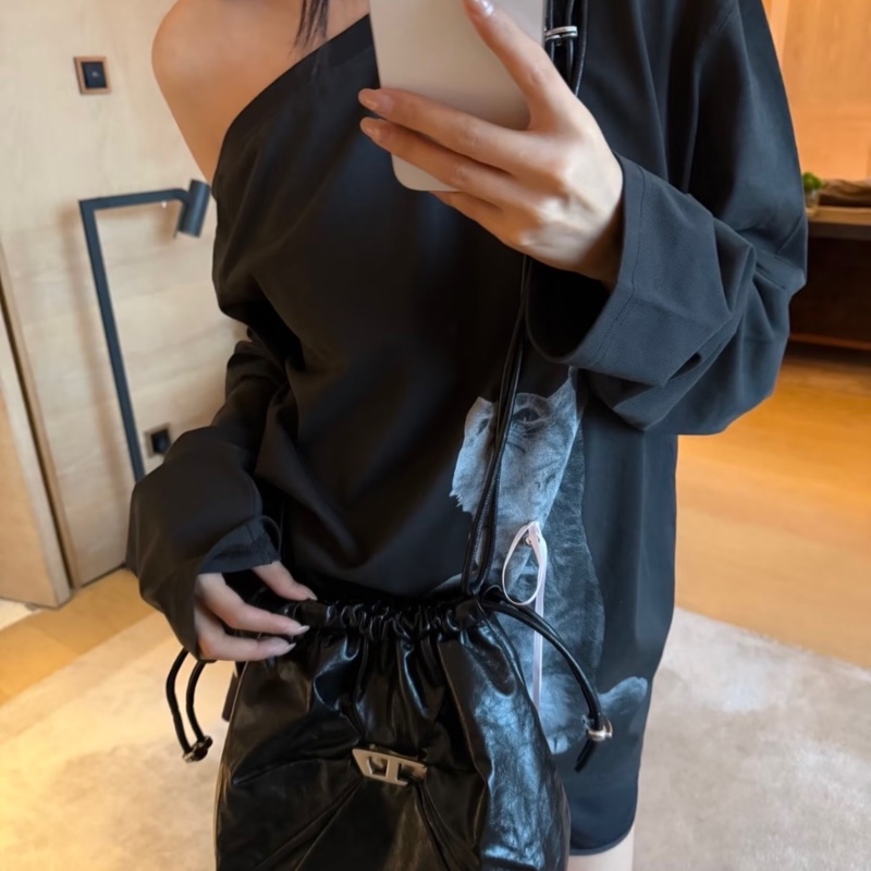 Diesel Scrunch-D 抽繩 單肩包 黑色/灰白色-4