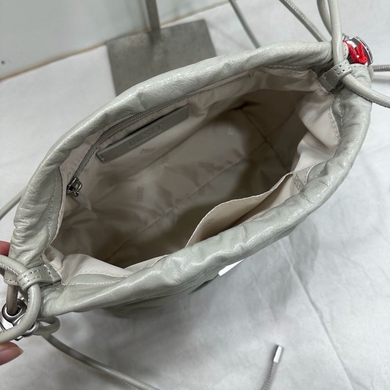 Diesel Scrunch-D 抽繩 單肩包 黑色/灰白色-7