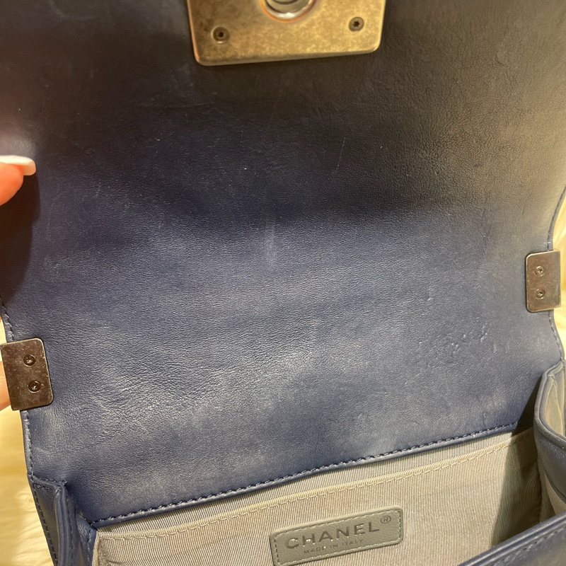 Chanel 20 Boy 深藍色小牛皮-9