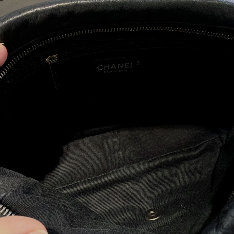 Chanel 黑銀拼接皮革翻蓋包🍩雲朵泡芙包/甜價收藏品-11