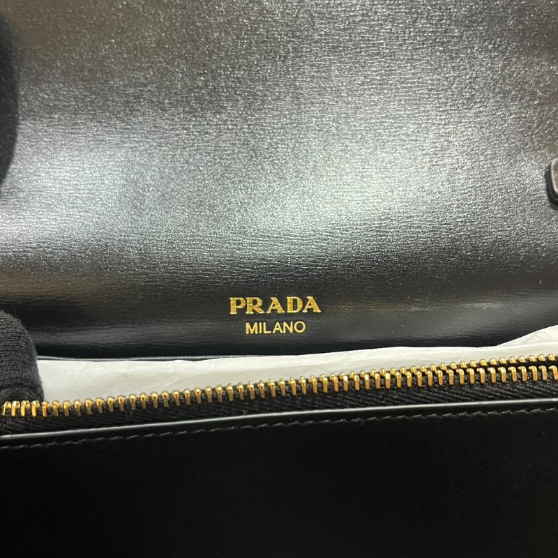 【美收精品】PRADA黑色牛皮金鍊肩背包 5-46-16