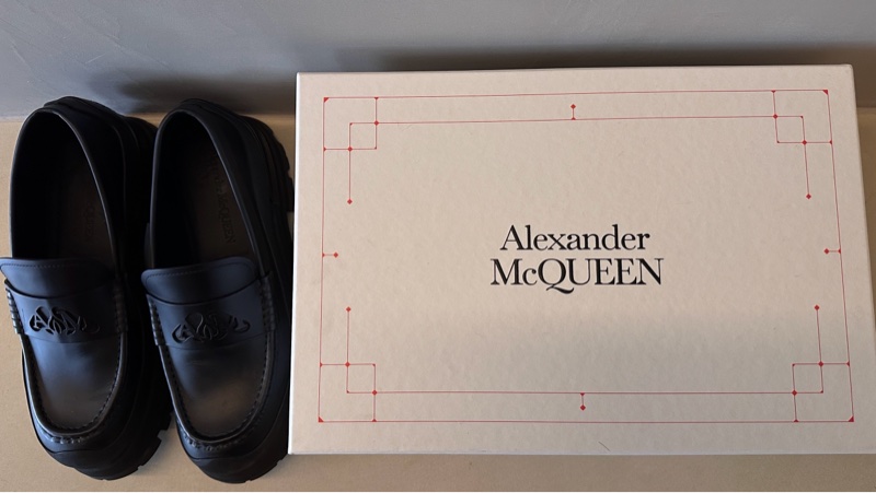 ALEXANDER MCQUEEN - Seal Logo Leather Loafers-3