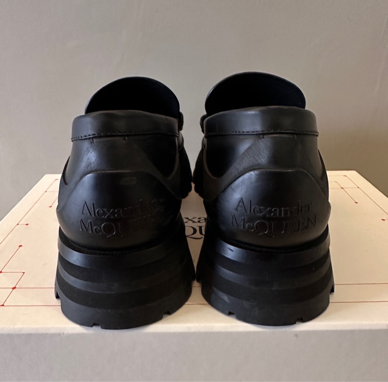 ALEXANDER MCQUEEN - Seal Logo Leather Loafers-5