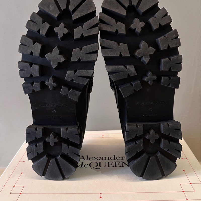 ALEXANDER MCQUEEN - Seal Logo Leather Loafers-8