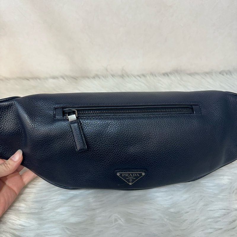 Prada 2VL010深藍色荔枝皮銀釦腰包-2