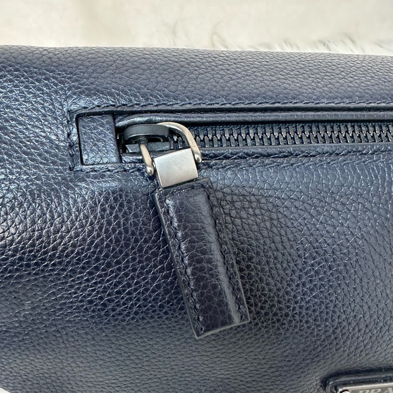 Prada 2VL010深藍色荔枝皮銀釦腰包-3