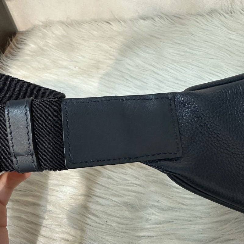 Prada 2VL010深藍色荔枝皮銀釦腰包-5