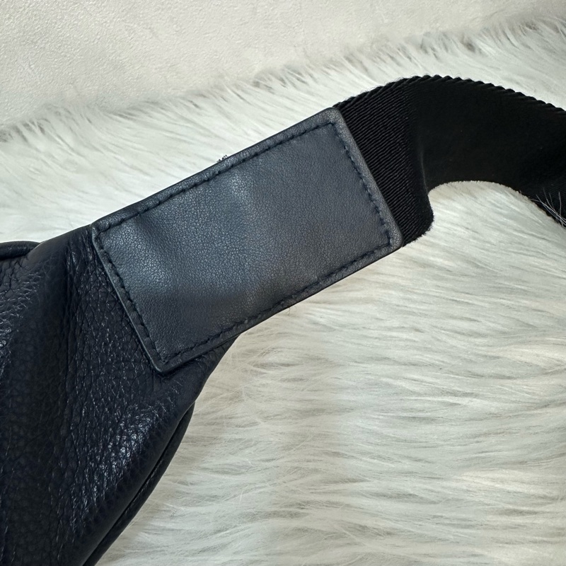 Prada 2VL010深藍色荔枝皮銀釦腰包-6