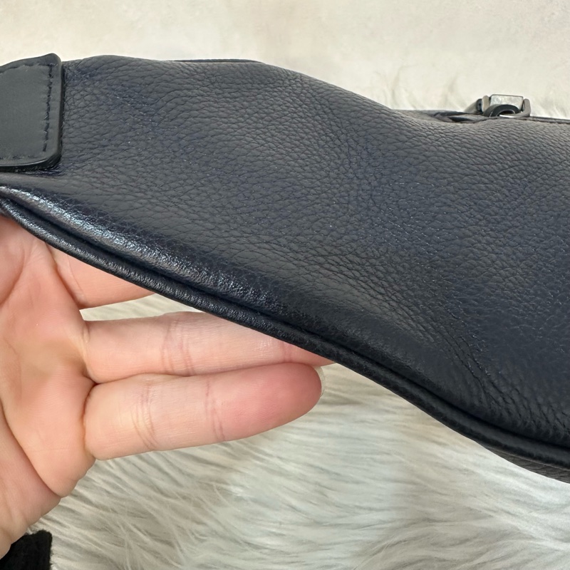 Prada 2VL010深藍色荔枝皮銀釦腰包-8