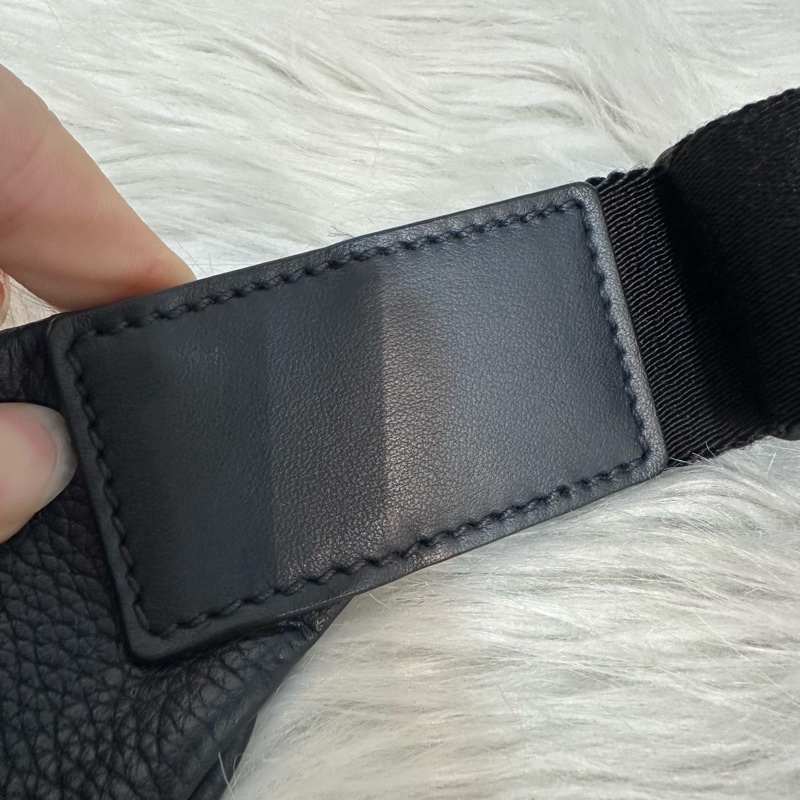 Prada 2VL010深藍色荔枝皮銀釦腰包-14