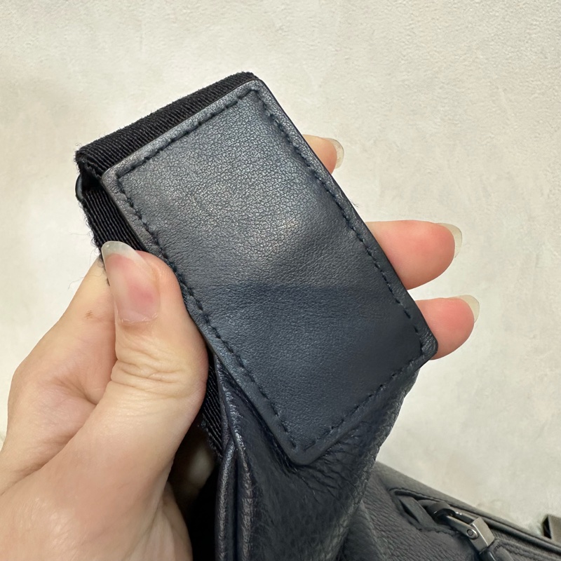 Prada 2VL010深藍色荔枝皮銀釦腰包-20