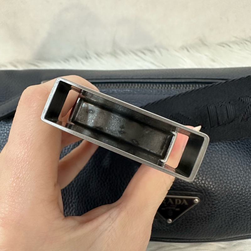 Prada 2VL010深藍色荔枝皮銀釦腰包-28