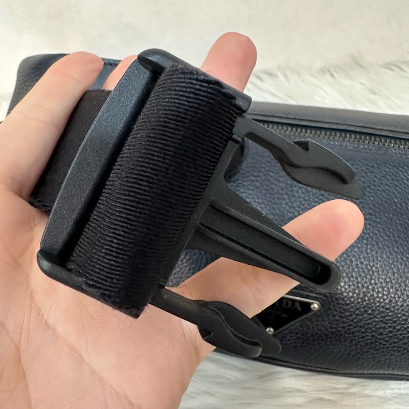 Prada 2VL010深藍色荔枝皮銀釦腰包-31