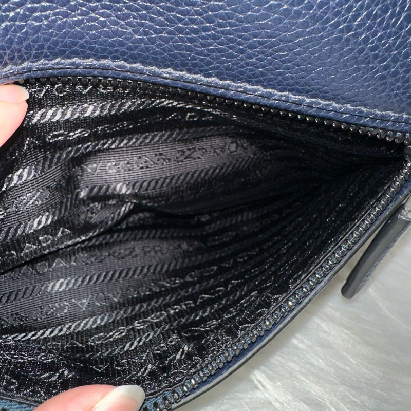 Prada 2VL010深藍色荔枝皮銀釦腰包-33