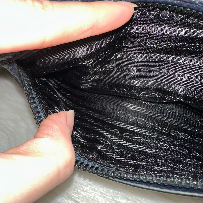 Prada 2VL010深藍色荔枝皮銀釦腰包-34