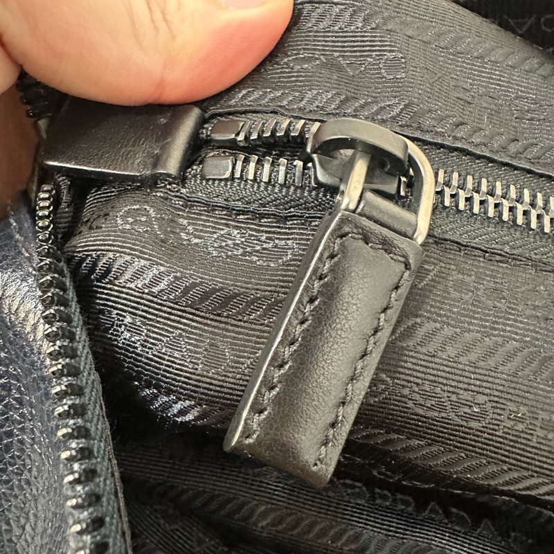 Prada 2VL010深藍色荔枝皮銀釦腰包-39