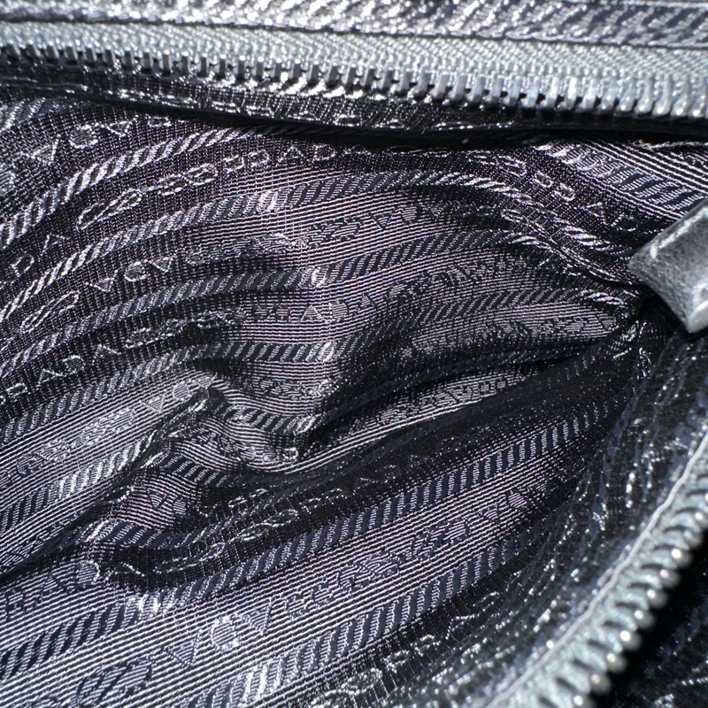 Prada 2VL010深藍色荔枝皮銀釦腰包-41