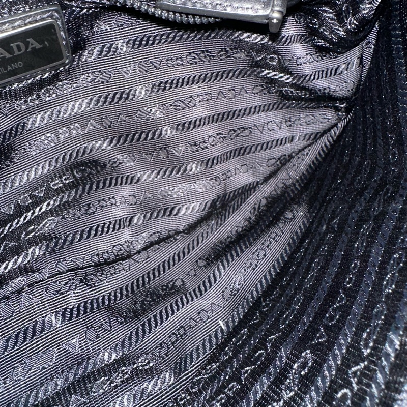 Prada 2VL010深藍色荔枝皮銀釦腰包-44