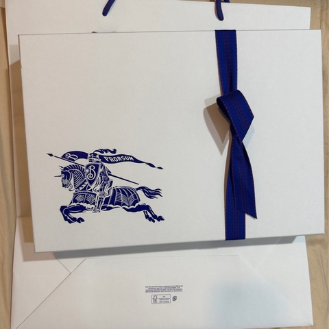 全新台灣專櫃正品 Burberry 經典格紋  羊絨圍巾 全新未拆，有禮盒、提袋