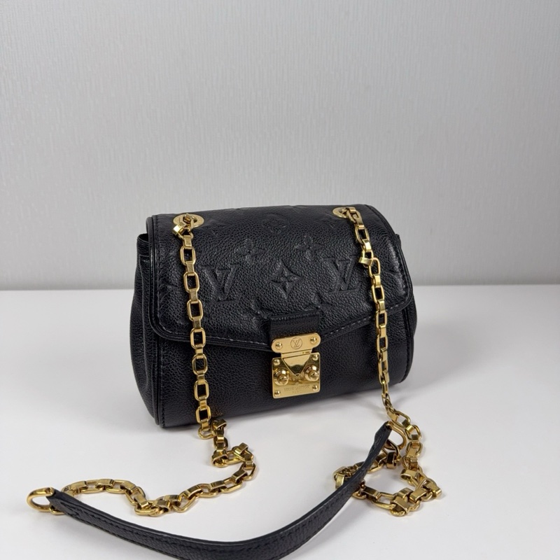 LV黑色牛皮壓紋鏈條包-0