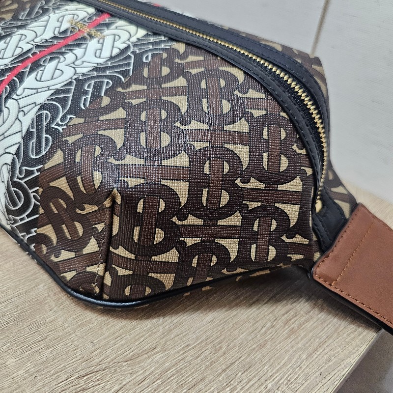 [ 農曆新年甜價釋出🧧] Burberry 棕黑白TB花紋拉鏈胸口腰包-8