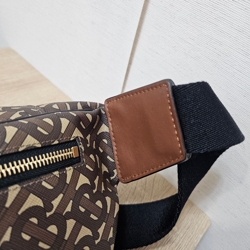 [ 農曆新年甜價釋出🧧] Burberry 棕黑白TB花紋拉鏈胸口腰包-10