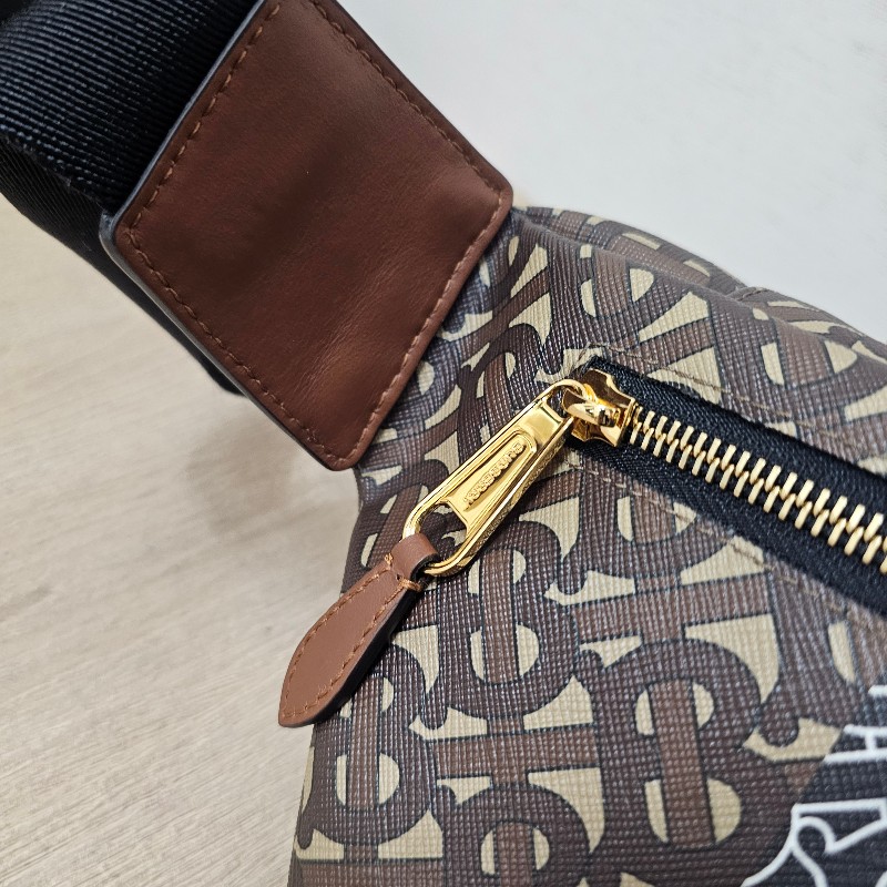 [ 農曆新年甜價釋出🧧] Burberry 棕黑白TB花紋拉鏈胸口腰包-11