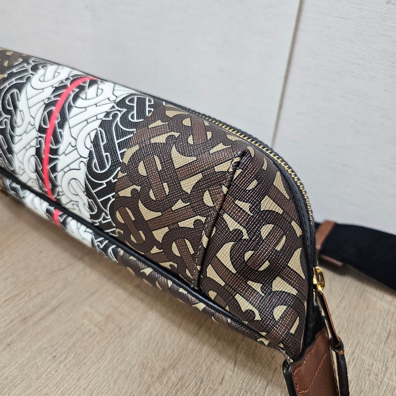 [ 農曆新年甜價釋出🧧] Burberry 棕黑白TB花紋拉鏈胸口腰包-13