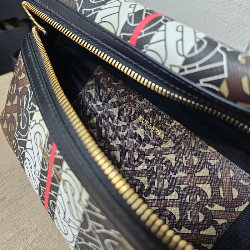 [ 農曆新年甜價釋出🧧] Burberry 棕黑白TB花紋拉鏈胸口腰包-14