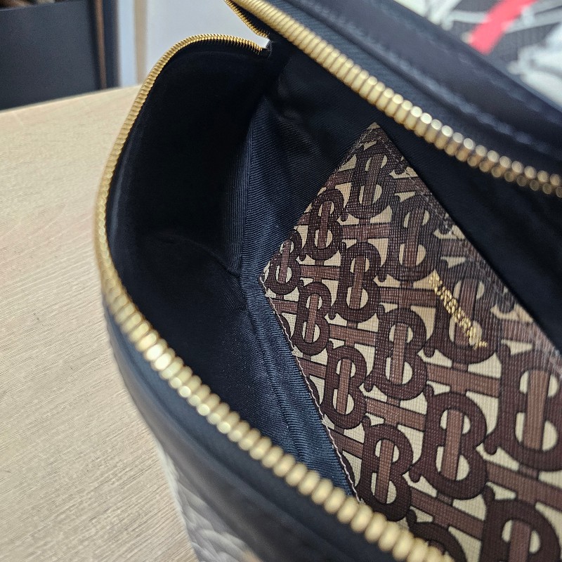 [ 農曆新年甜價釋出🧧] Burberry 棕黑白TB花紋拉鏈胸口腰包-15