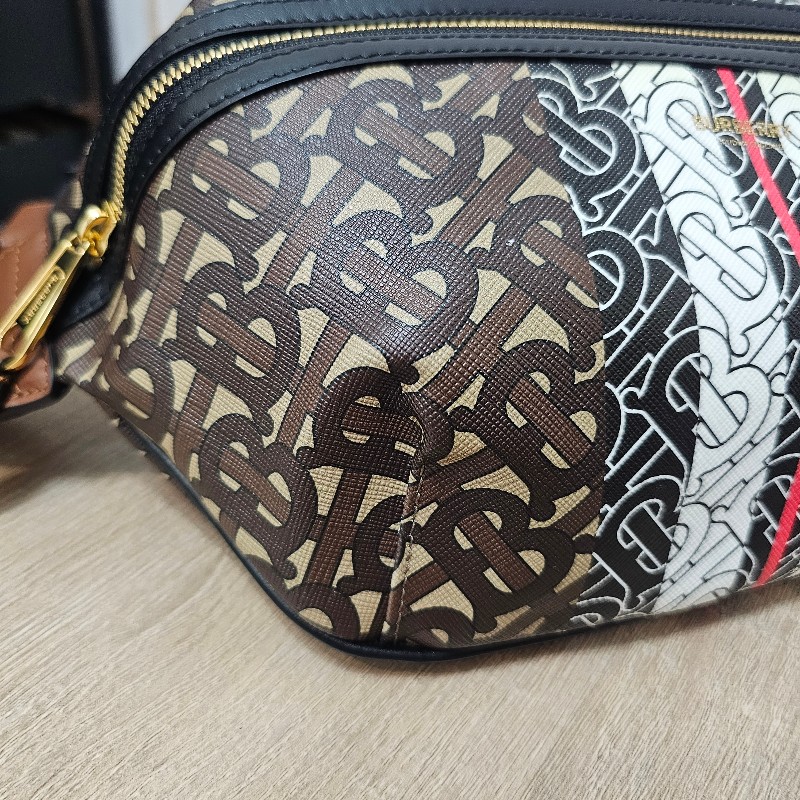 [ 農曆新年甜價釋出🧧] Burberry 棕黑白TB花紋拉鏈胸口腰包-16