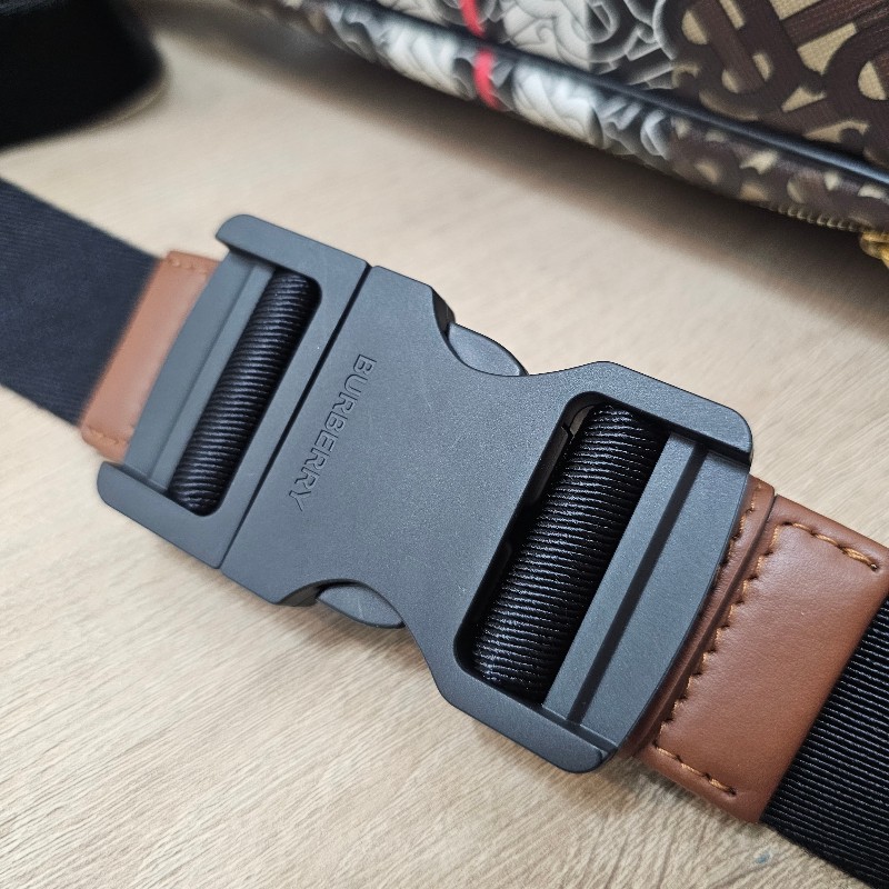 [ 農曆新年甜價釋出🧧] Burberry 棕黑白TB花紋拉鏈胸口腰包-18