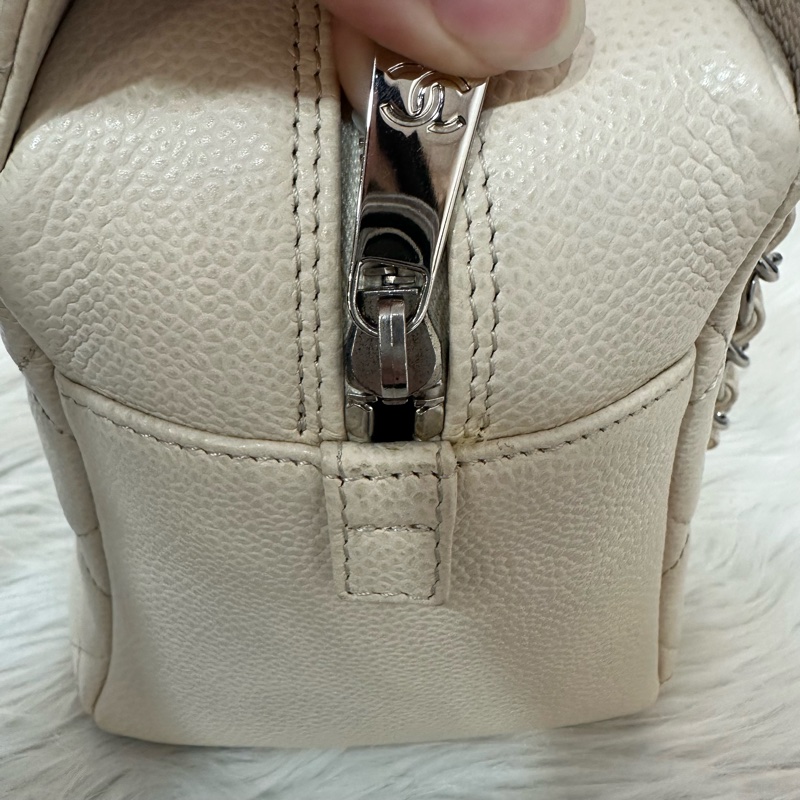 Chanel 白色荔枝皮銀鏈豆腐包 gst-11