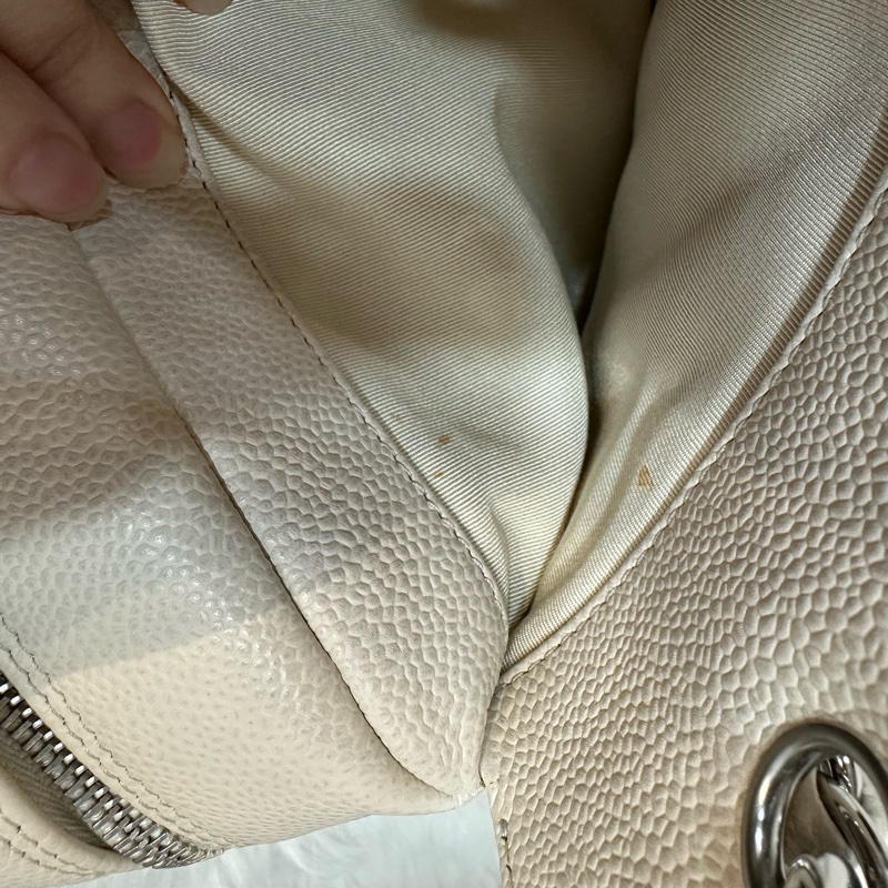 Chanel 白色荔枝皮銀鏈豆腐包 gst-53