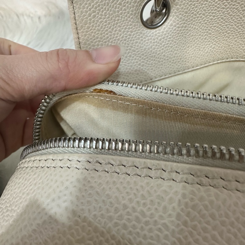 Chanel 白色荔枝皮銀鏈豆腐包 gst-59