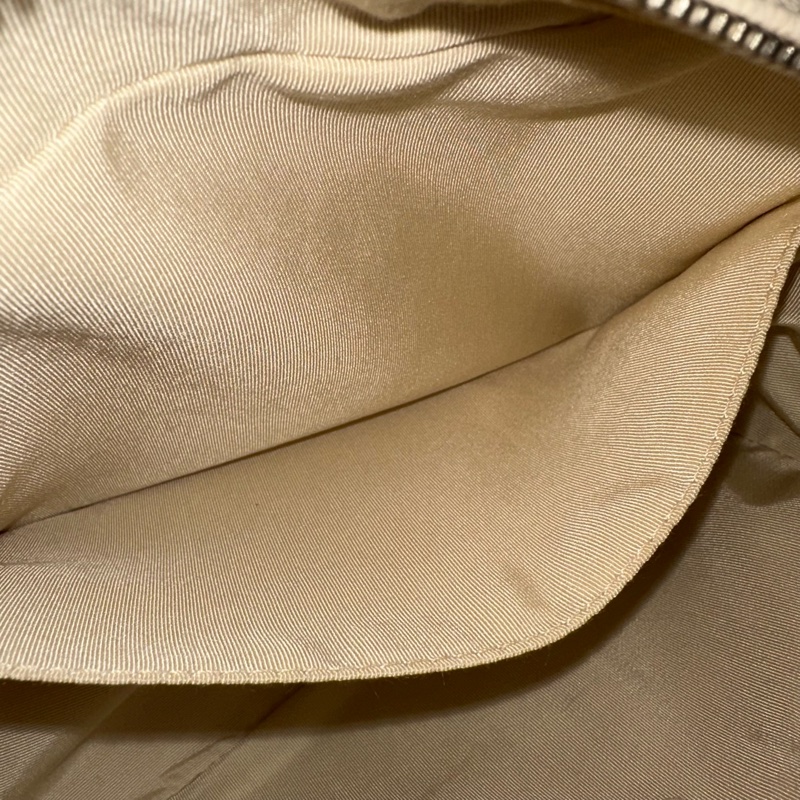 Chanel 白色荔枝皮銀鏈豆腐包 gst-74