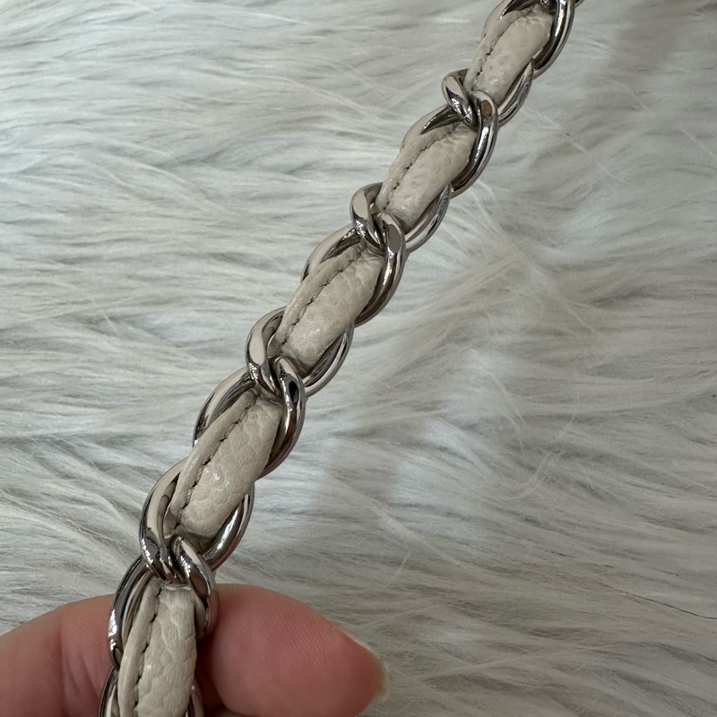 Chanel 白色荔枝皮銀鏈豆腐包 gst-89