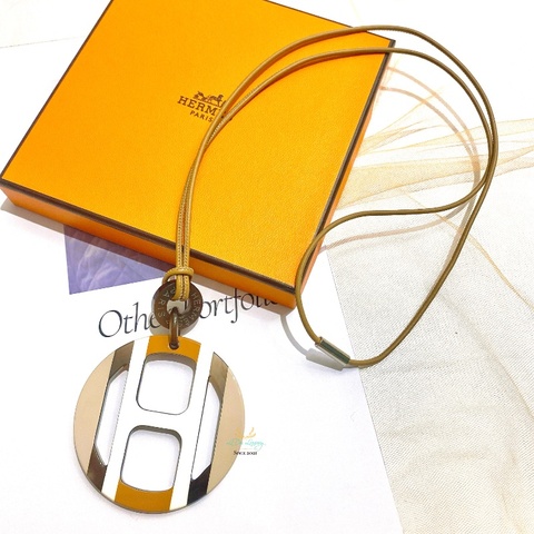 Hermes 愛馬仕 全新未使用 H EQUIPE 棕色系 漆面牛角 墜飾 項鍊 （金屬膠膜在）