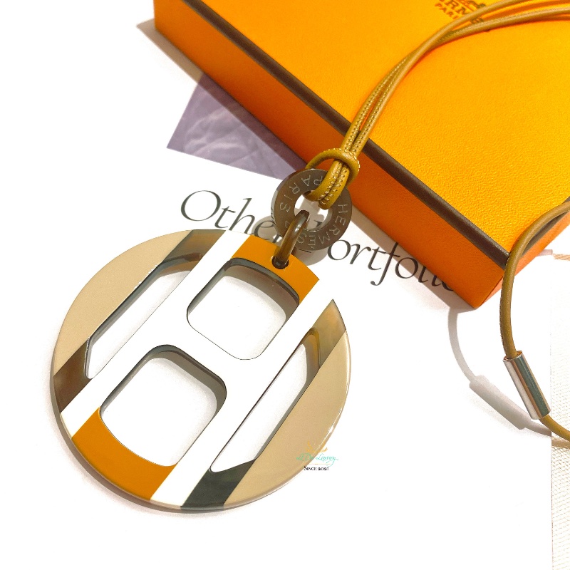 Hermes 愛馬仕 全新未使用 H EQUIPE 棕色系 漆面牛角 墜飾 項鍊 （金屬膠膜在）-1