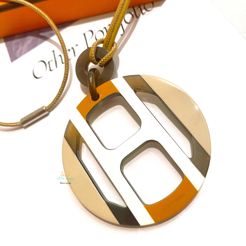 Hermes 愛馬仕 全新未使用 H EQUIPE 棕色系 漆面牛角 墜飾 項鍊 （金屬膠膜在）-2