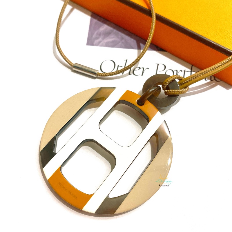 Hermes 愛馬仕 全新未使用 H EQUIPE 棕色系 漆面牛角 墜飾 項鍊 （金屬膠膜在）-3