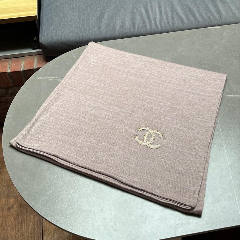 莉亞精品♡ Chanel 水鑽雙C 蜜豆色 圍巾 二手美品-3