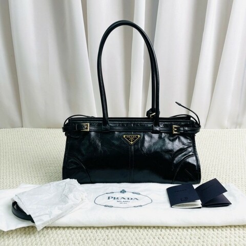 PRADA  普拉達 Bonnie soft lux 系列 可拆卸可調節肩帶琺瑯金屬三角形徽標 長手柄 皮革 手提單肩包