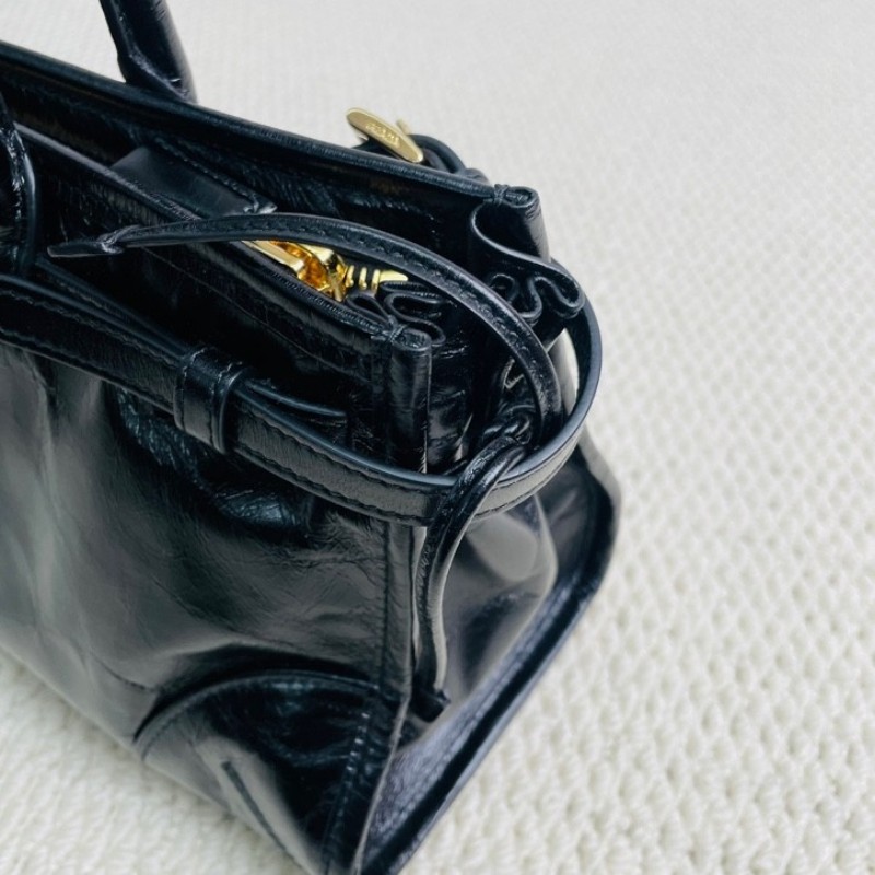 PRADA  普拉達 Bonnie soft lux 系列 可拆卸可調節肩帶琺瑯金屬三角形徽標 長手柄 皮革 手提單肩包-11